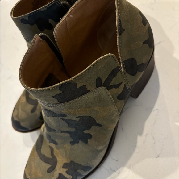 Lucky brand camo print booties - Picture 5 of 6